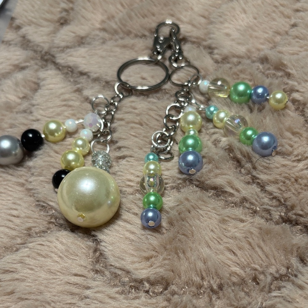 Elegant Multi-Color Beaded Keychain - Picture 3 of 4